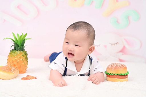 迪庆宝宝在妈妈肚子里